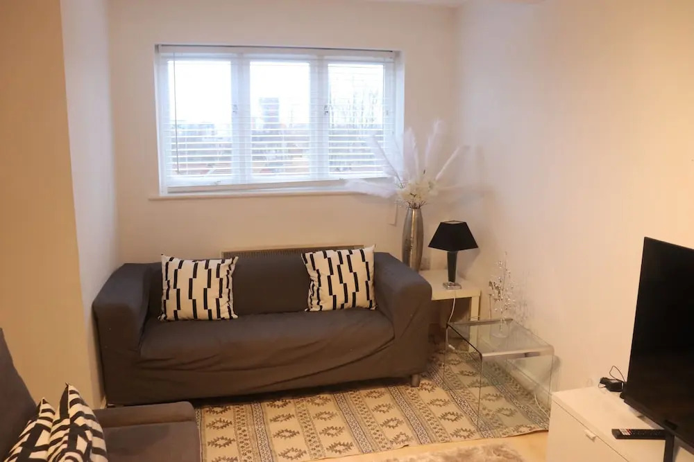 Skyline Haven Modern 2BR w/ Free Parking & 4kTV