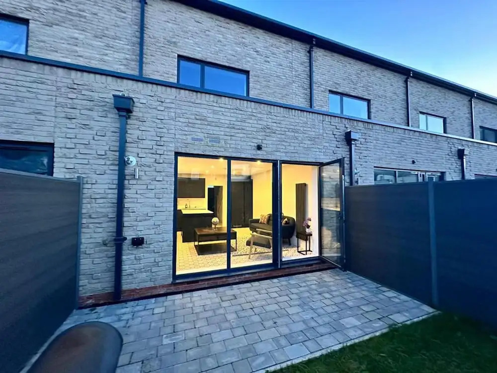 Immaculate 4-bed House Near City Airport
