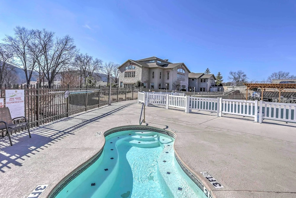 Golfers Oasis w/ Pool! 3 Mi to Table Rock Lake