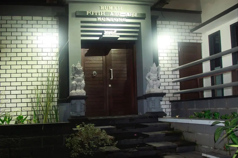 Villa Rumah Putih Abu Abu