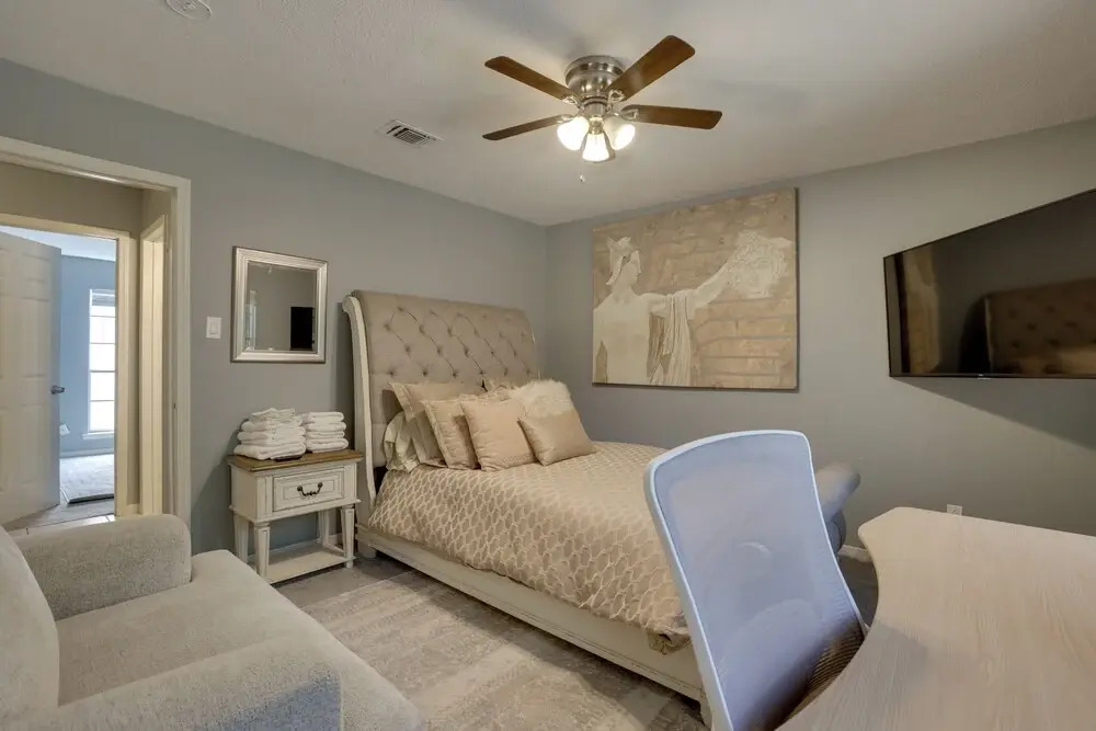 Pets Welcome! Humble Townhome 4 Mi to Airport