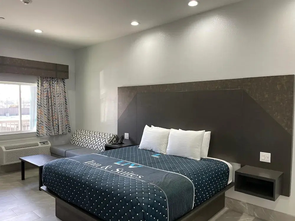LiV Inn & Suites Houston