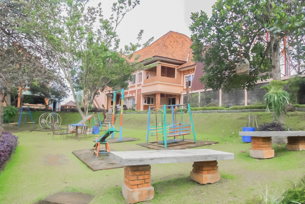 Urbanview Hotel Syariah Insani Cisarua Puncak