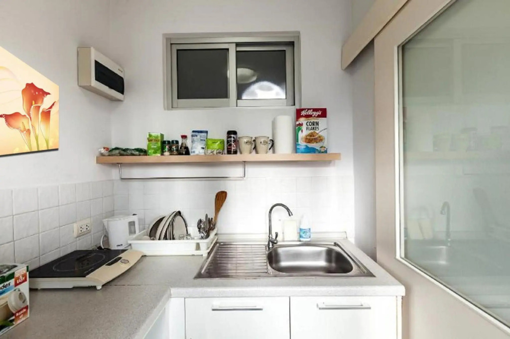 1 bdrm condo 5 minutes walk to BTS FREE Wifi