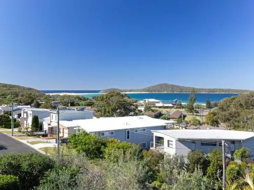 Whale Tales' 78 Lentara Street - Fantastic Water Views Over Fingal Beach