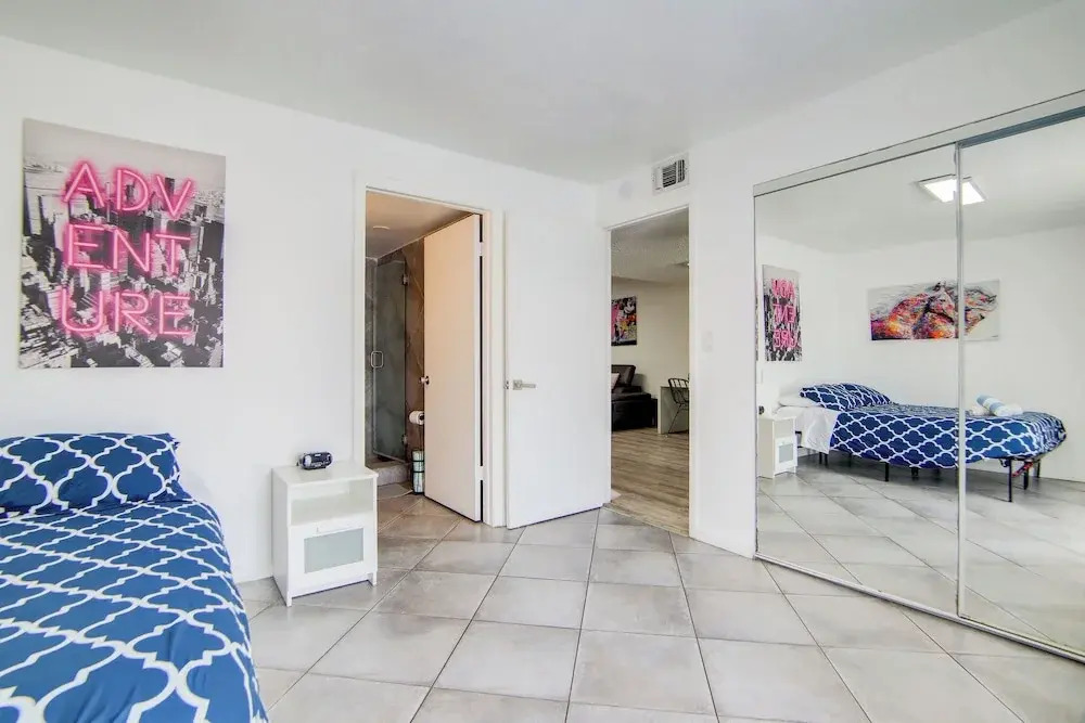 Collins 2 Bedroom with Free Parking by Deco 305