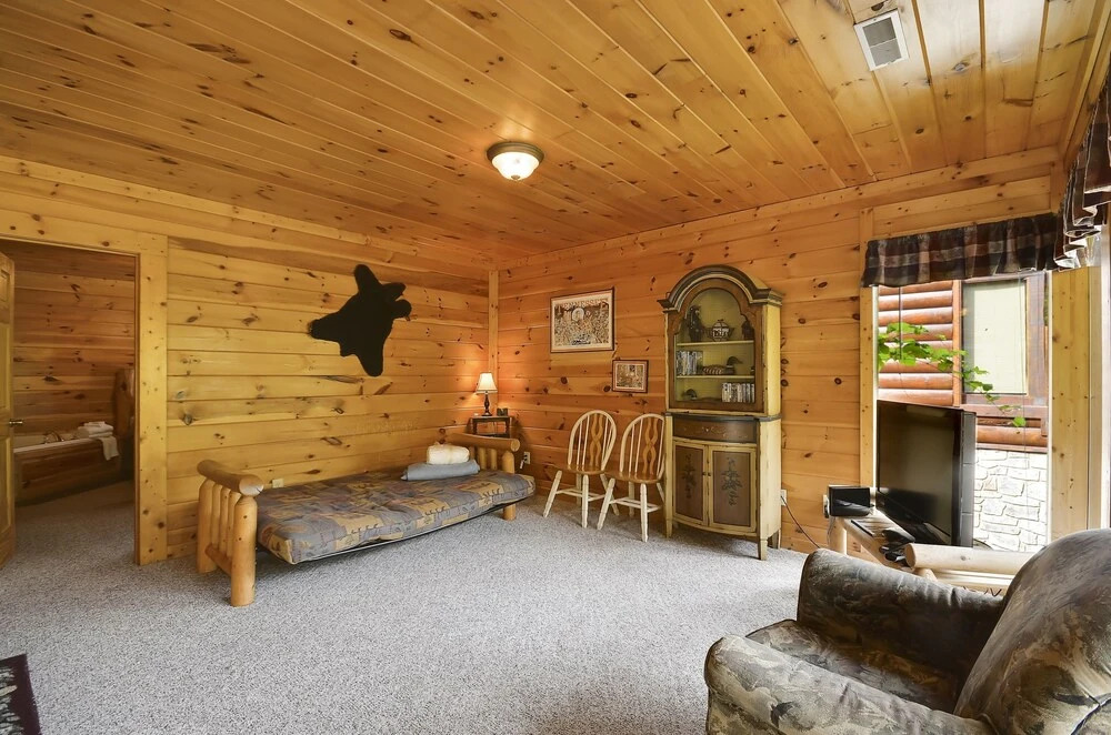 Spacious Cubby Bear Cabin with Private Hot Tub by Redawning