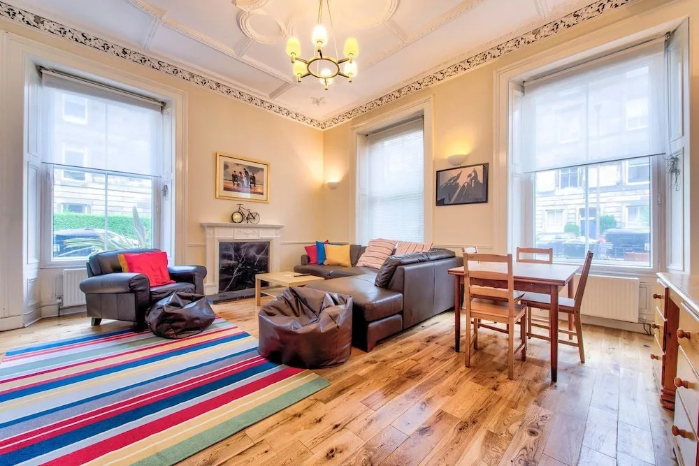 Intriguing 4-bedroom Main Door Apt Near Old Town