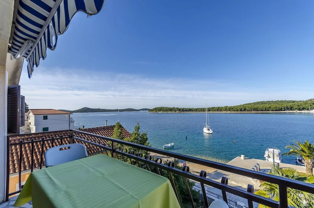 Apartments Villa J i M by the sea