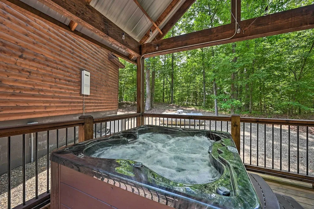 Luxe Broken Bow Cabin: Hot Tub ~ 3 Mi to Hochatown