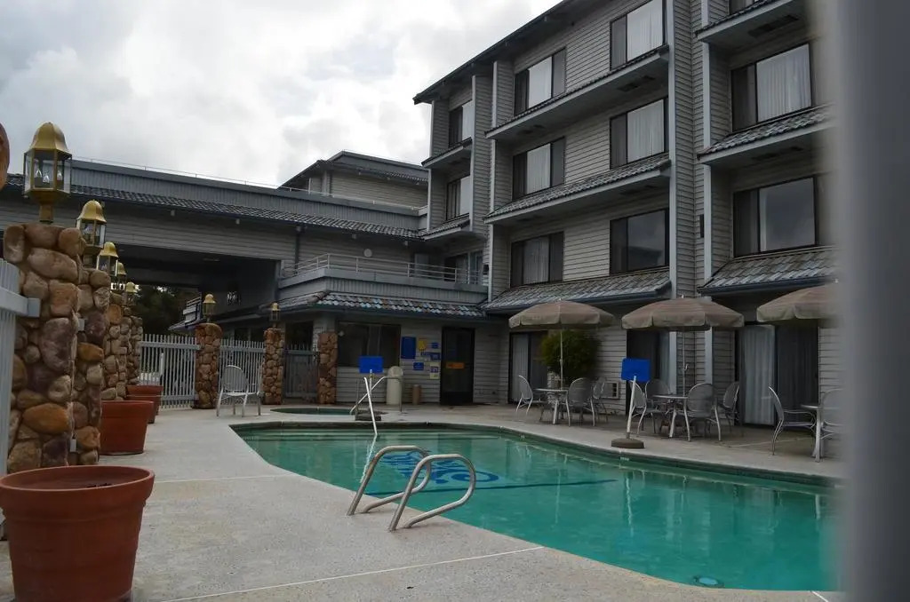 Yosemite Southgate Hotel & Suites