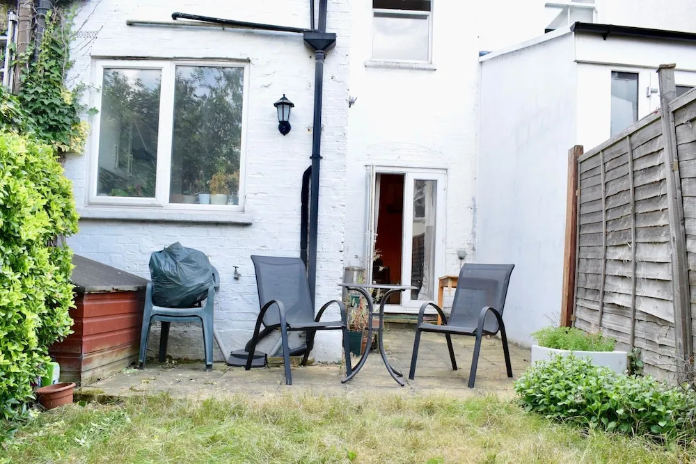 2 Bedroom Wimbledon House With Garden