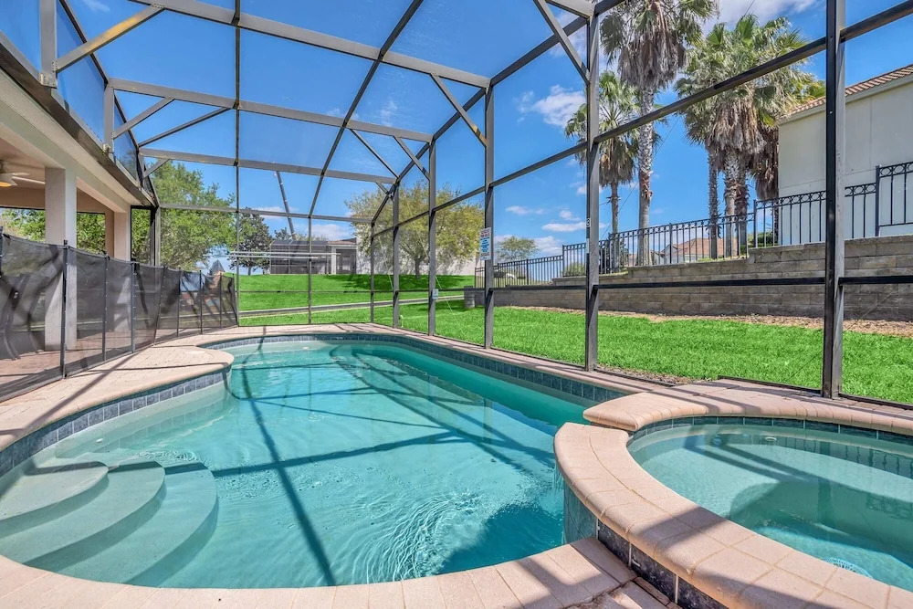 Lovely Decor and Large Pool Area! Less Than 5 Miles to Disney. #4wh633