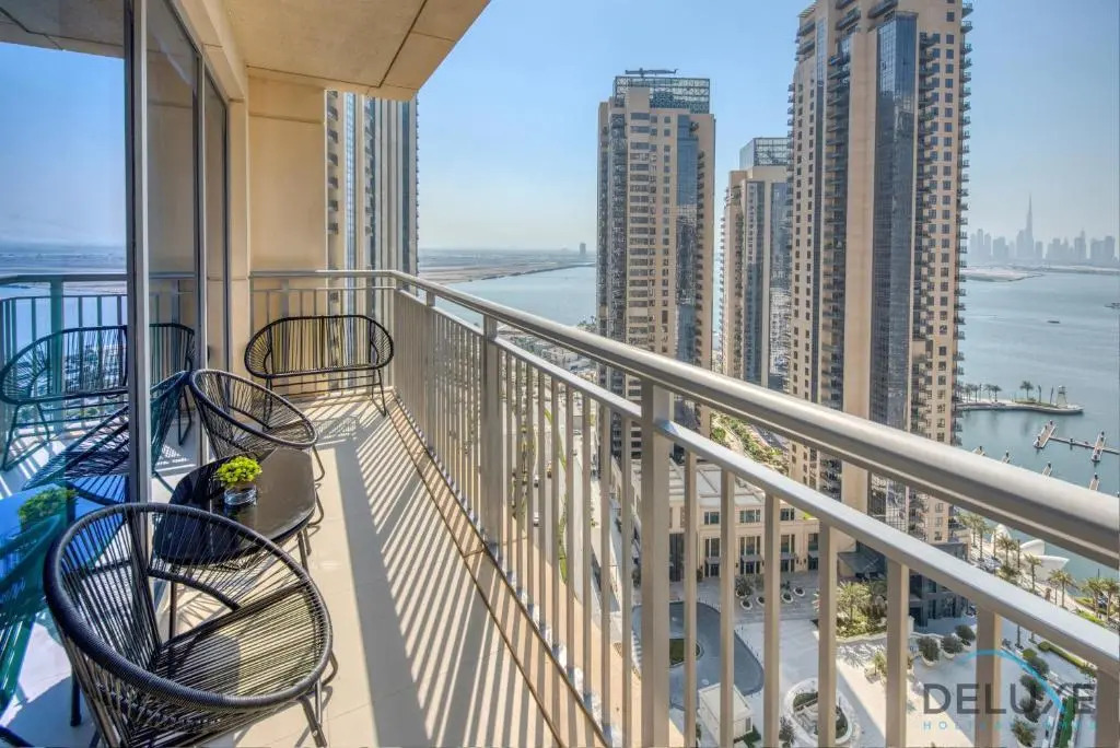 Radiant 3BR With Assistant Room at Harbour Views Tower 1 by Deluxe Holiday Homes