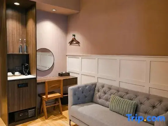 The Palm Suite at Lava Mansion