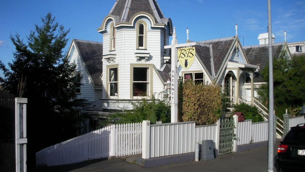 Hulmes Court Bed And Breakfast