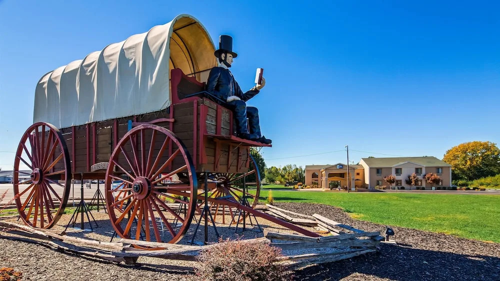 Hotel Lincoln Inn on Route 66 and near I-55