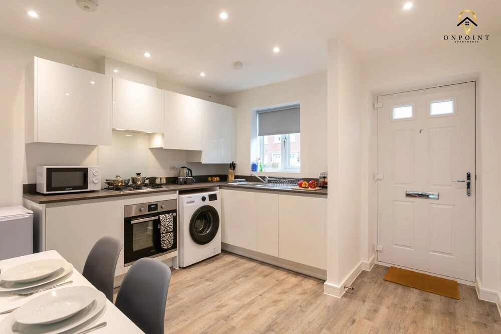 Spacious 3 Bed House with Parking & WiFi