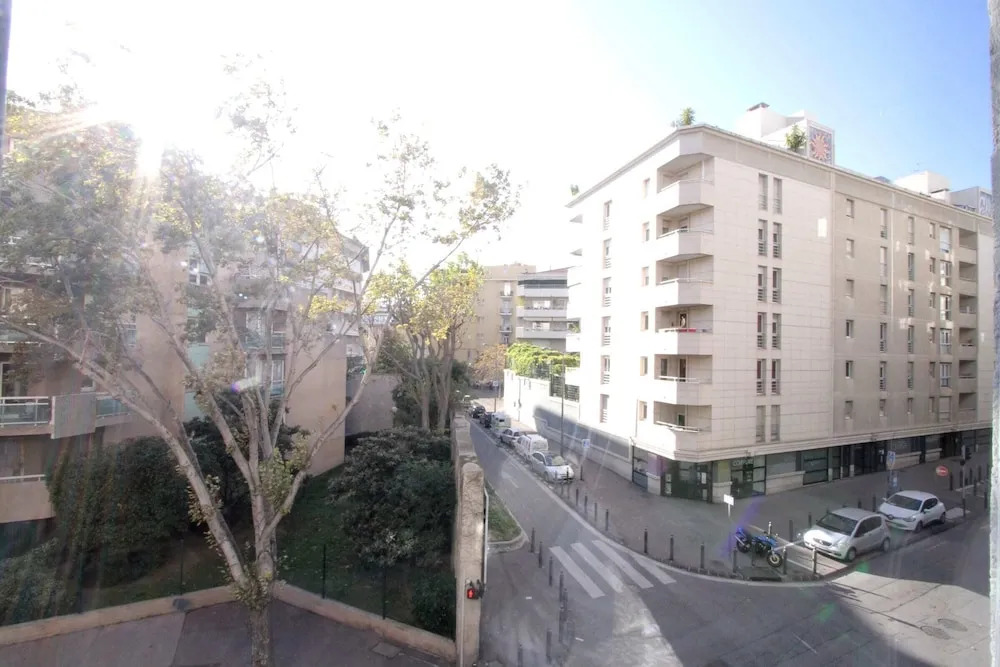 Quiet apt downtown with airco and a balcony