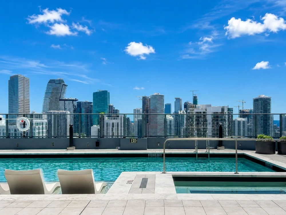 Sky Studio 34 Rooftop Pool Panoramic Views
