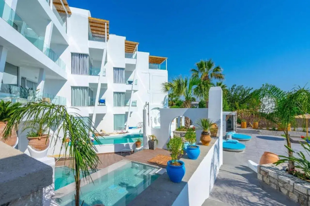 Kouros Home Hotel