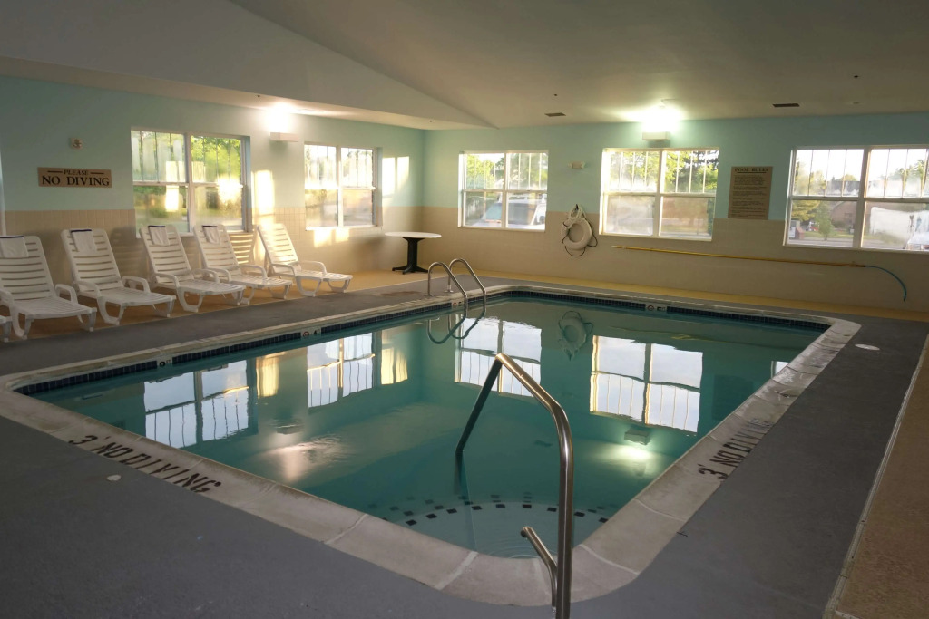 Country Inn & Suites by Radisson, Lansing, MI