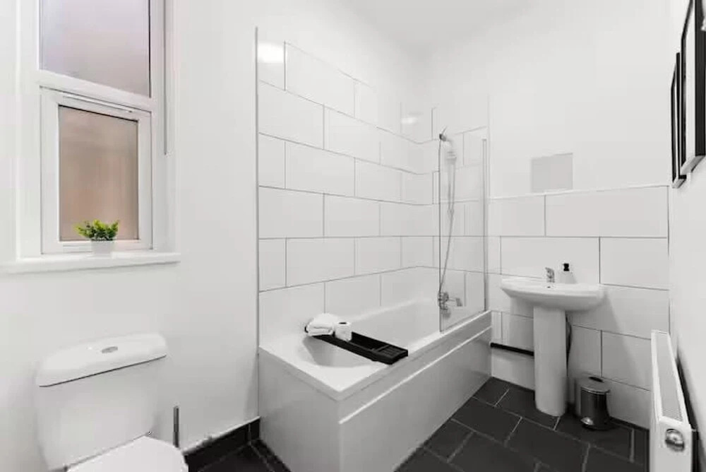 Perfect Booking 4 Bed Home in Sheffield