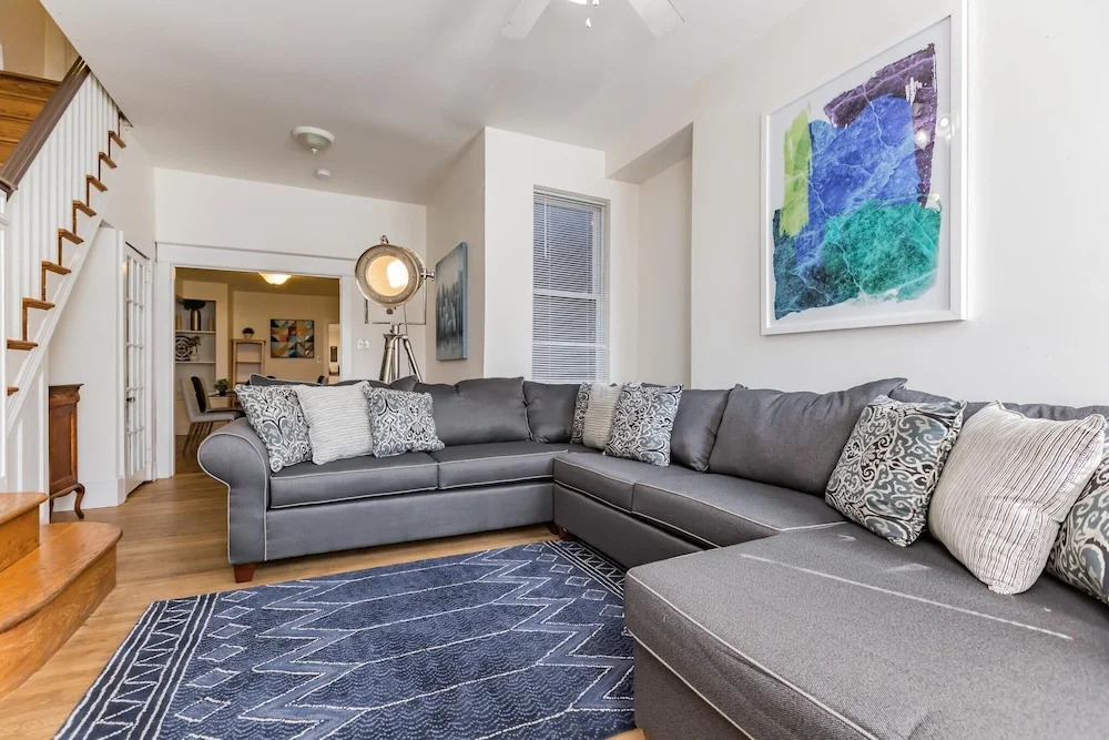 1215 E Columbia