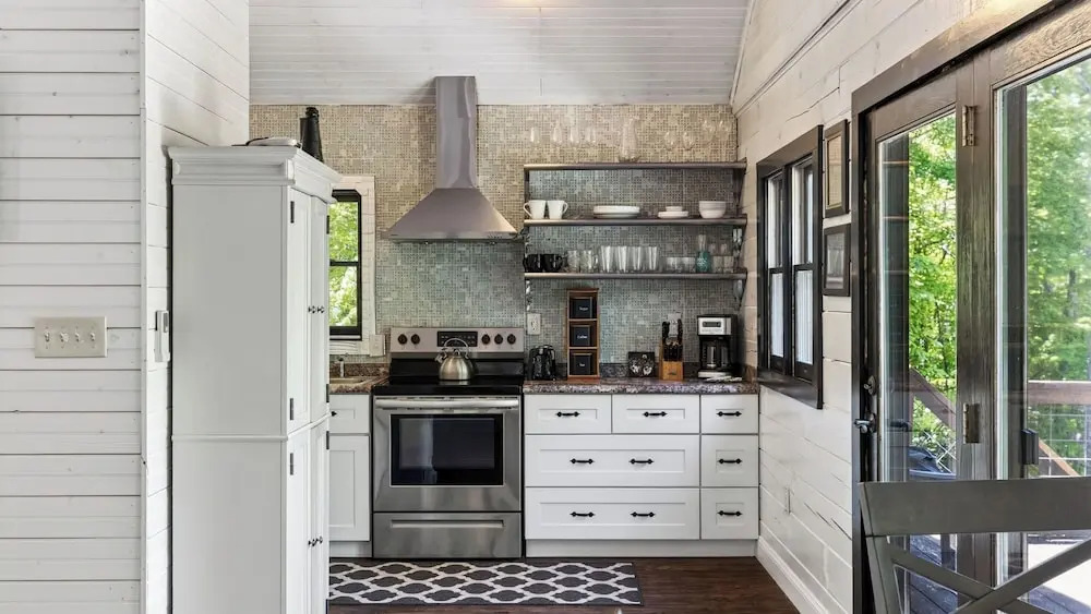 The Hearthwood by Avantstay Cozy Cabin + Bunks Screened Porch + Firepit Table + Grill Mins to Waterfalls + Brevard