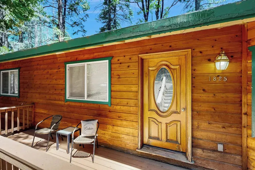Cozy Cabin w/ Jetted Tub & Dog-friendly