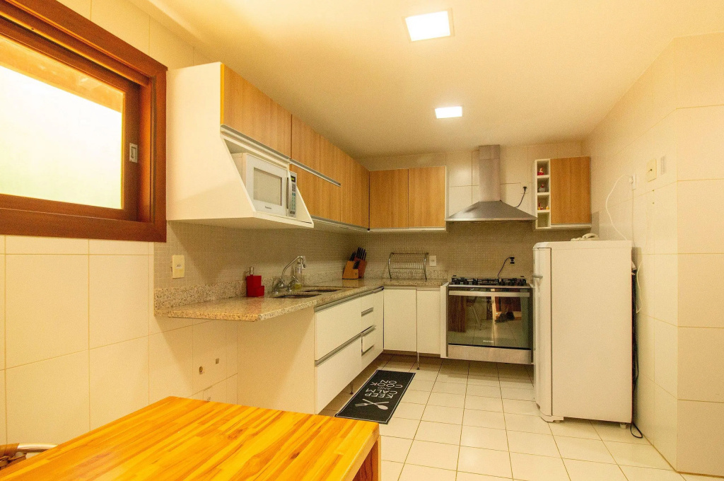 Casa com Cinco Suítes em Condomínio Seguro a 1min da Praia do Forno Por Luxury Rentals
