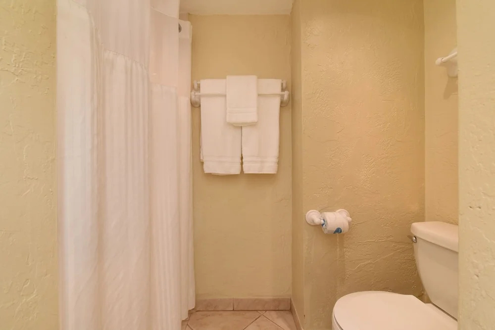 Papakea #a109 1 Bedroom Condo by RedAwning