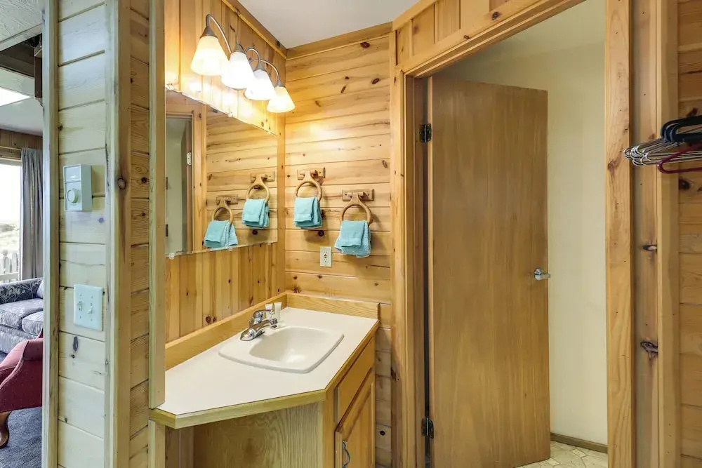 Sanderling Sea Cottages, Unit 3 w/ Private Balcony