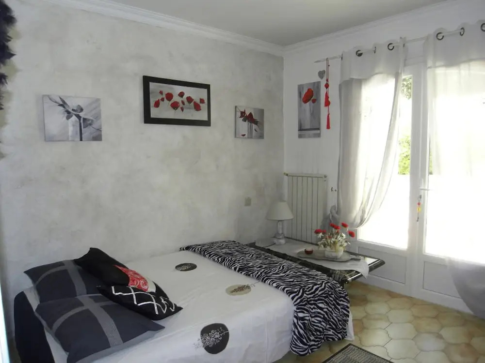 Cozy Holiday Home at Roquebrune-sur-argens With Pool