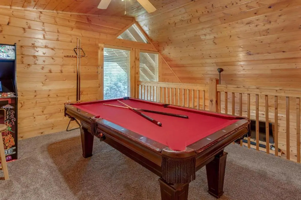 A Mountain Paradise, 2 Bedrooms, Sleeps 6, Pool Access, Hot Tub, Pool Table