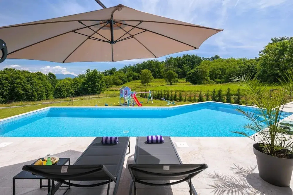 Residence Villa Manuela - Pool & Jacuzzi - Batlug