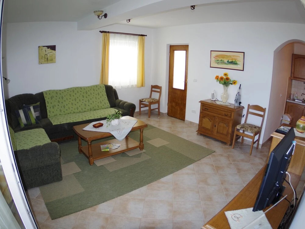 Quaint Apartment with Garden in Pula