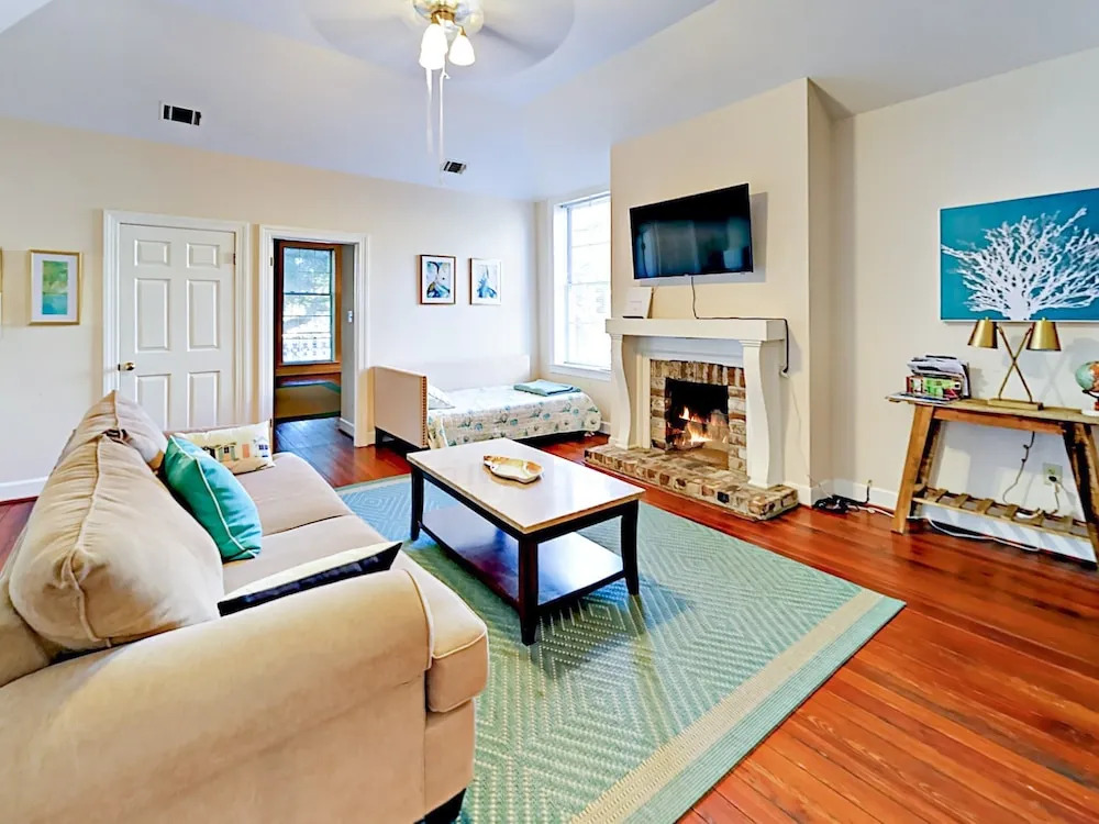 127 E Liberty Townhouse Unit A 1 Bedroom 1.5 Bathroom Townhouse