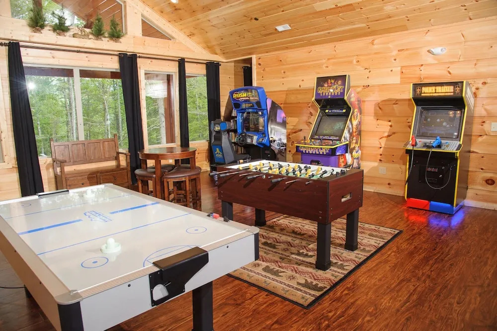 Foxwood Mansion 14 Bedroom Cabin by RedAwning
