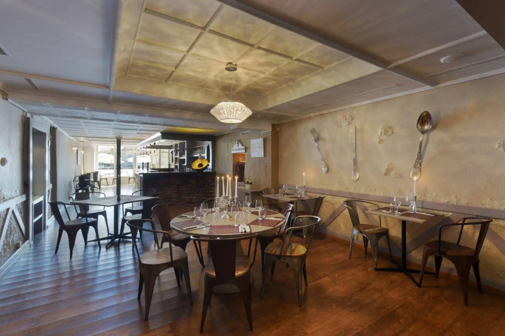 LHôtel by Hostellerie du Château