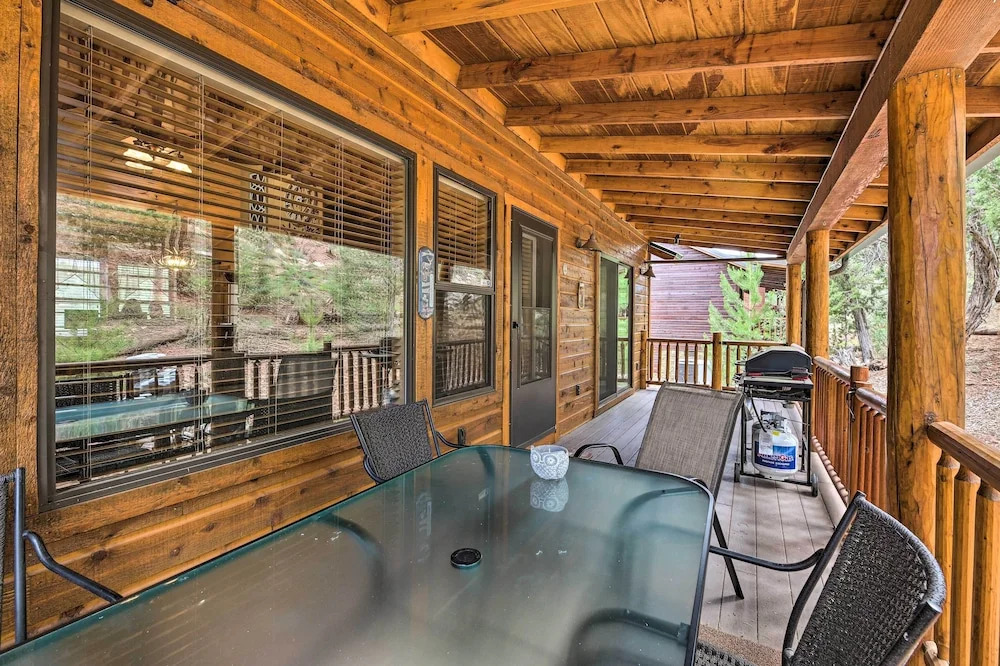 3 Mi to Fool Hollow Lake: Cozy Cabin w/ Deck