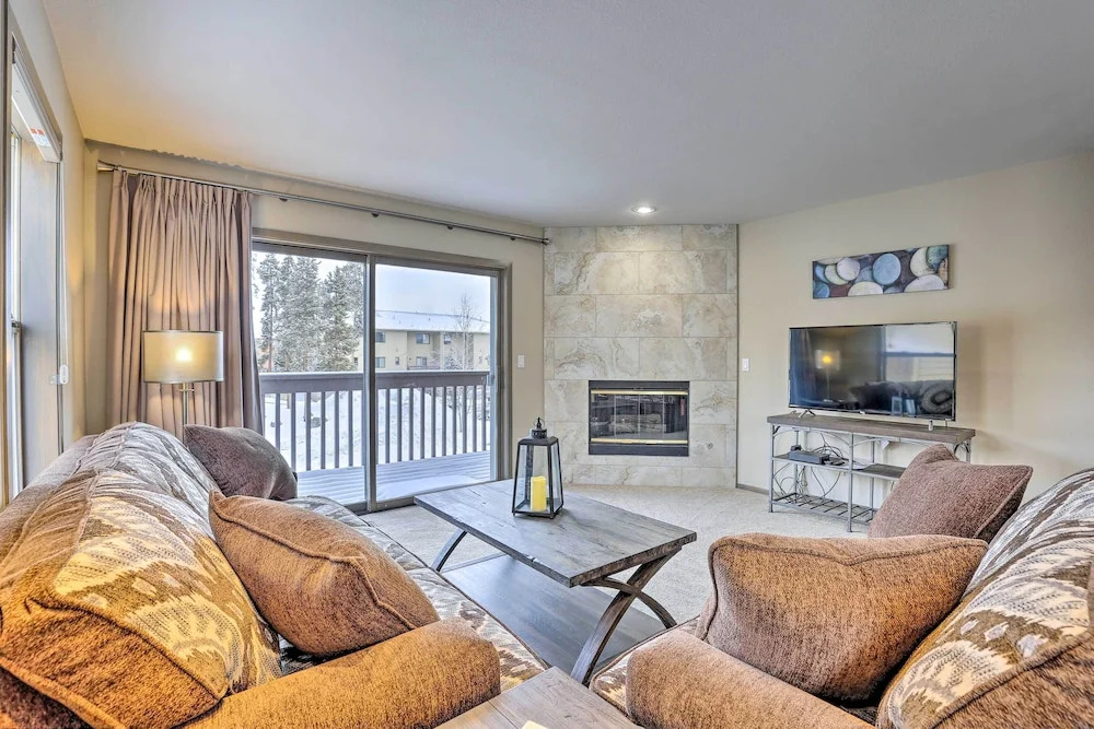 8 Mi to Copper Mtn: Sleek Frisco Townhome w/ Views