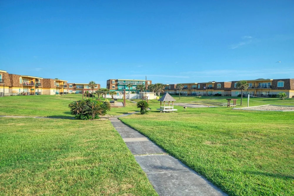 Sleeps 16 2 Beachfront Condos, Pool+pickleball+tennis Island Retreat Complex