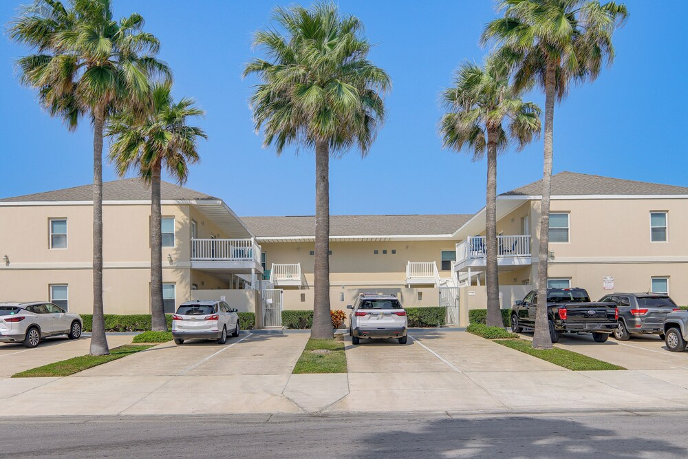 South Padre Island: Pool Access, 1 Block to Beach!