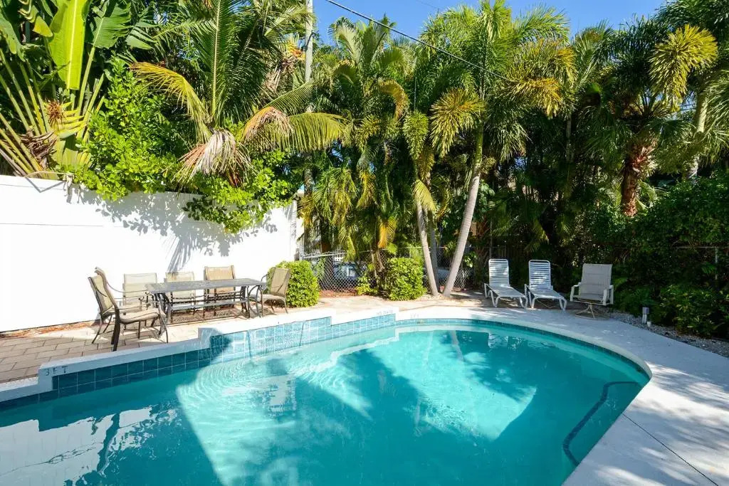 Canal 315 - Right in Siesta Key Village!