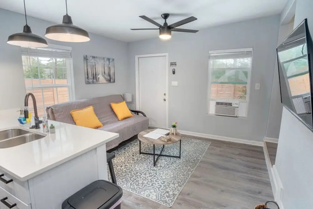 Cozy and Lovely 2BR 1BA Apt#b Near Lively Downtown