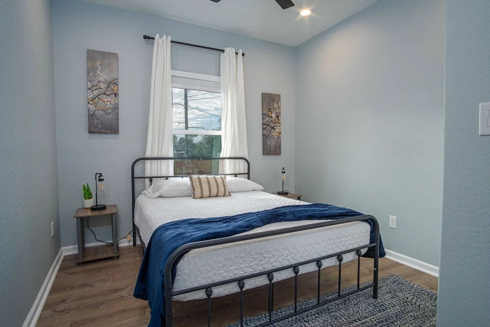 Downtown Dream Home Spacious 4br/2ba Sleeps 12!