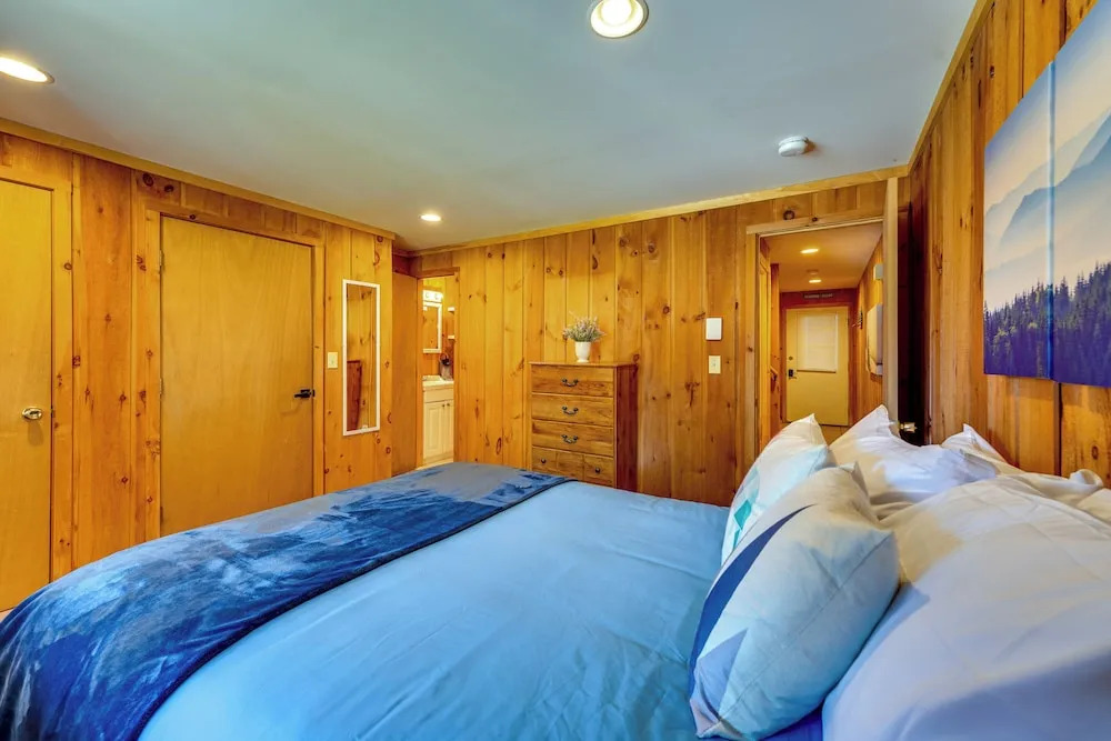 Relaxing Mountain Refuge: 4 Miles to Mt Snow!