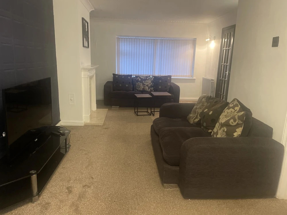 4 Bedroom House - Sleeps 6 - Garden, Bbq, Parking