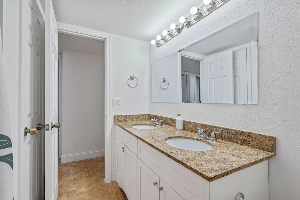 4BR With Private Pool and Game Room - Prime Location